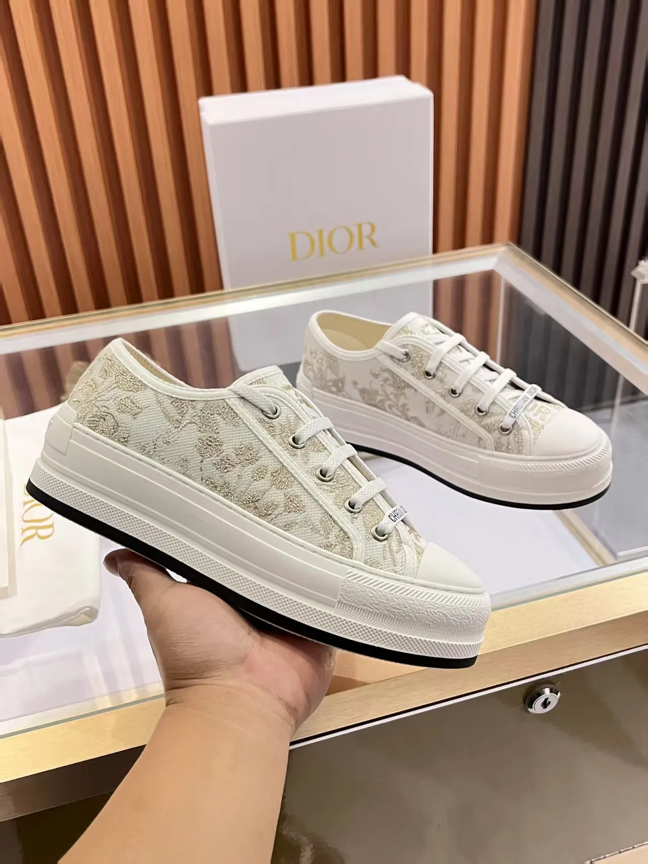 👟👟Ex-factory price 520👟👟 Walk‘n’Dior embroidered mid-top casual shoes are new in 2025. On the fashion stage, Dior embroidered shoes are the well-deserved protagonist. Delicate stitching is used on the upper, every stitch is devoted to the craftsman's efforts, and every thread is woven with artistic poetry. From complex floral patterns to smart geometric textures, embroidery is like the magic that gives shoes life, allowing them to show dynamic beauty even in static conditions.   Wearing Dior embroidered shoes feels like stepping into a dream world full of art. It is not only a pair of shoes, but also a walking piece of art that perfectly integrates fashion and culture. Whether you are strolling on the bustling city streets or attending important social occasions, Dior embroidered shoes can add unique charm to your style and become the focus of everyone's attention.   Choosing Dior embroidered shoes means choosing a persistent pursuit of quality and a unique understanding of fashion. Let it accompany you through every wonderful moment and leave your own fashion mark.  Material: Sheepskin lining, feet, silk cowhide, size 35-41, heel height 5cm